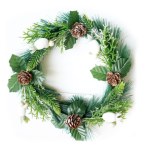 Новогодний венок с декором Белые ягоды и шишки золото