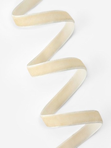 Лента бархатная, молочная №08