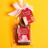 Шоколадная бомбочка с маршмеллоу «За милых в хлам» в форме бутылки