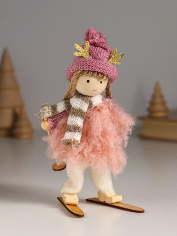 Интерьерная кукла текстильная «Малышка в розовом на лыжах»