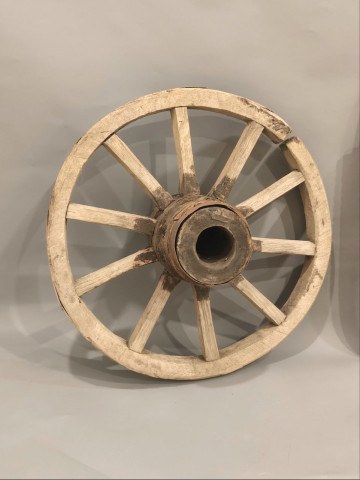 Аренда аутентичного деревянного колеса от телеги для фотозоны Русский стиль