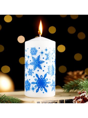 Свеча-цилиндр новогодняя «Снежинки», белая с синим