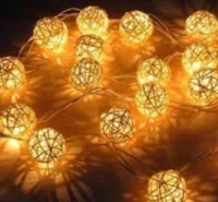 Новогодняя светодиодная гирлянда с металлическими шарами из проволоки Золото